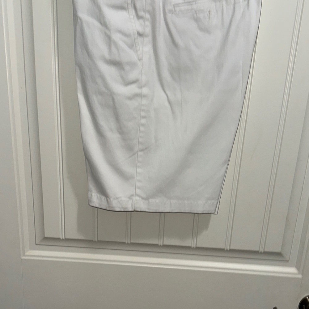 Izod Men's Classic White Flat Front Shorts